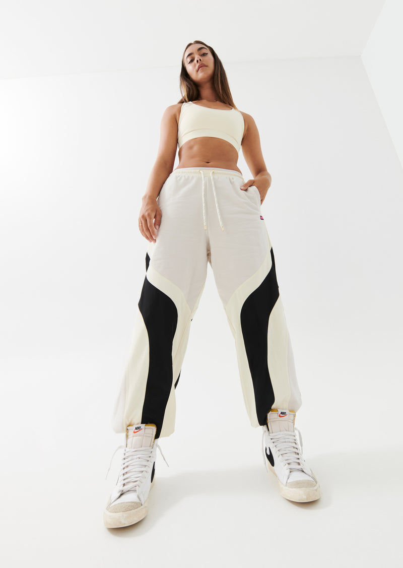 FRONTSIDE TRACKPANT IN WHITE SAND