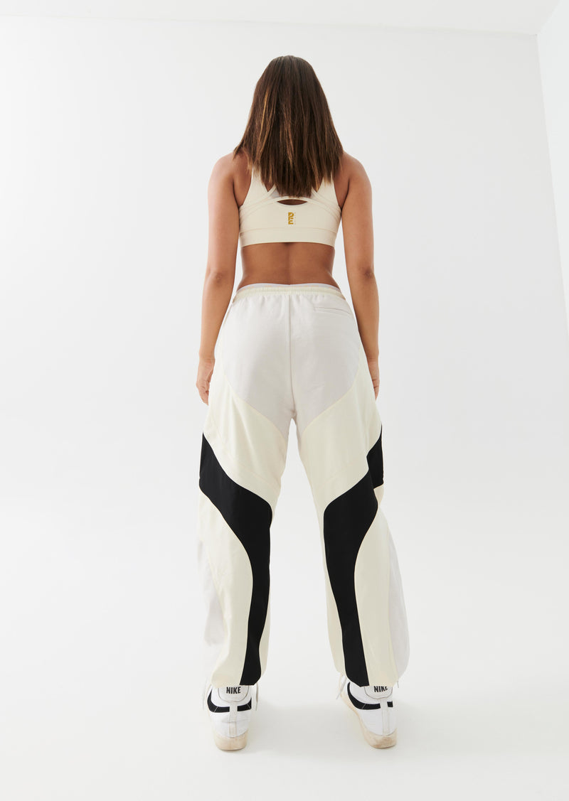 FRONTSIDE TRACKPANT IN WHITE SAND