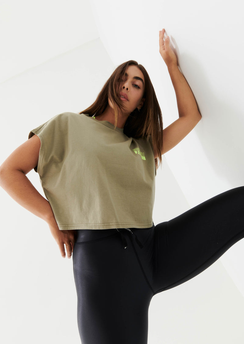 DIRECTION TEE IN SILVER SAGE