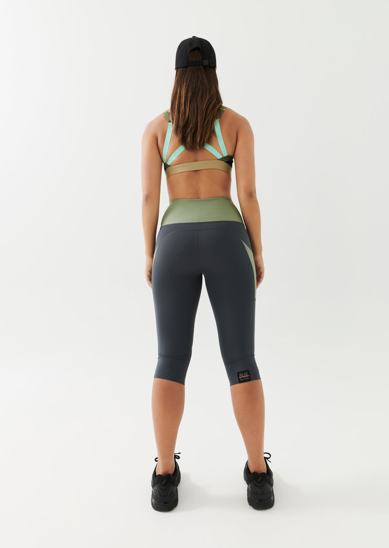 BACK FLIP LEGGING IN CHARCOAL