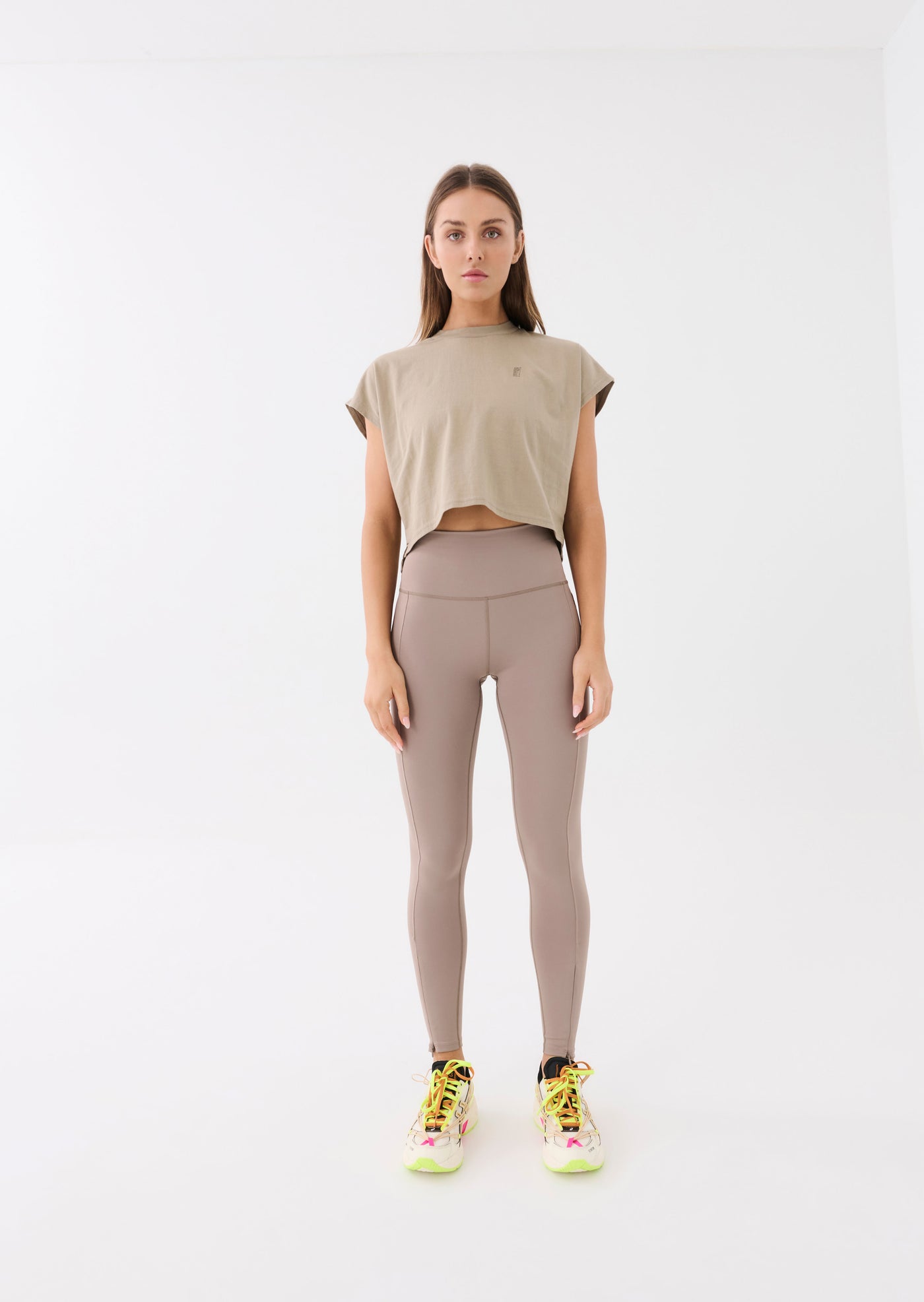 DIRECTION TEE IN SILVER MINK