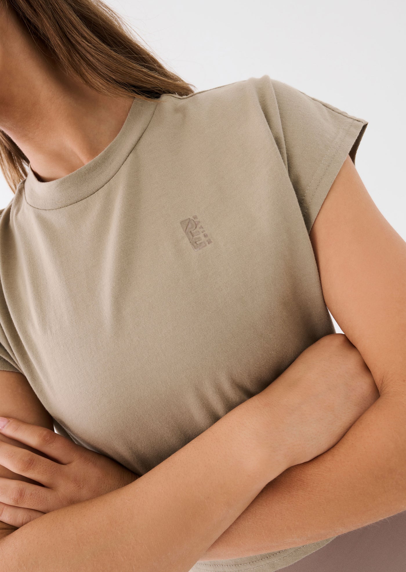 DIRECTION TEE IN SILVER MINK