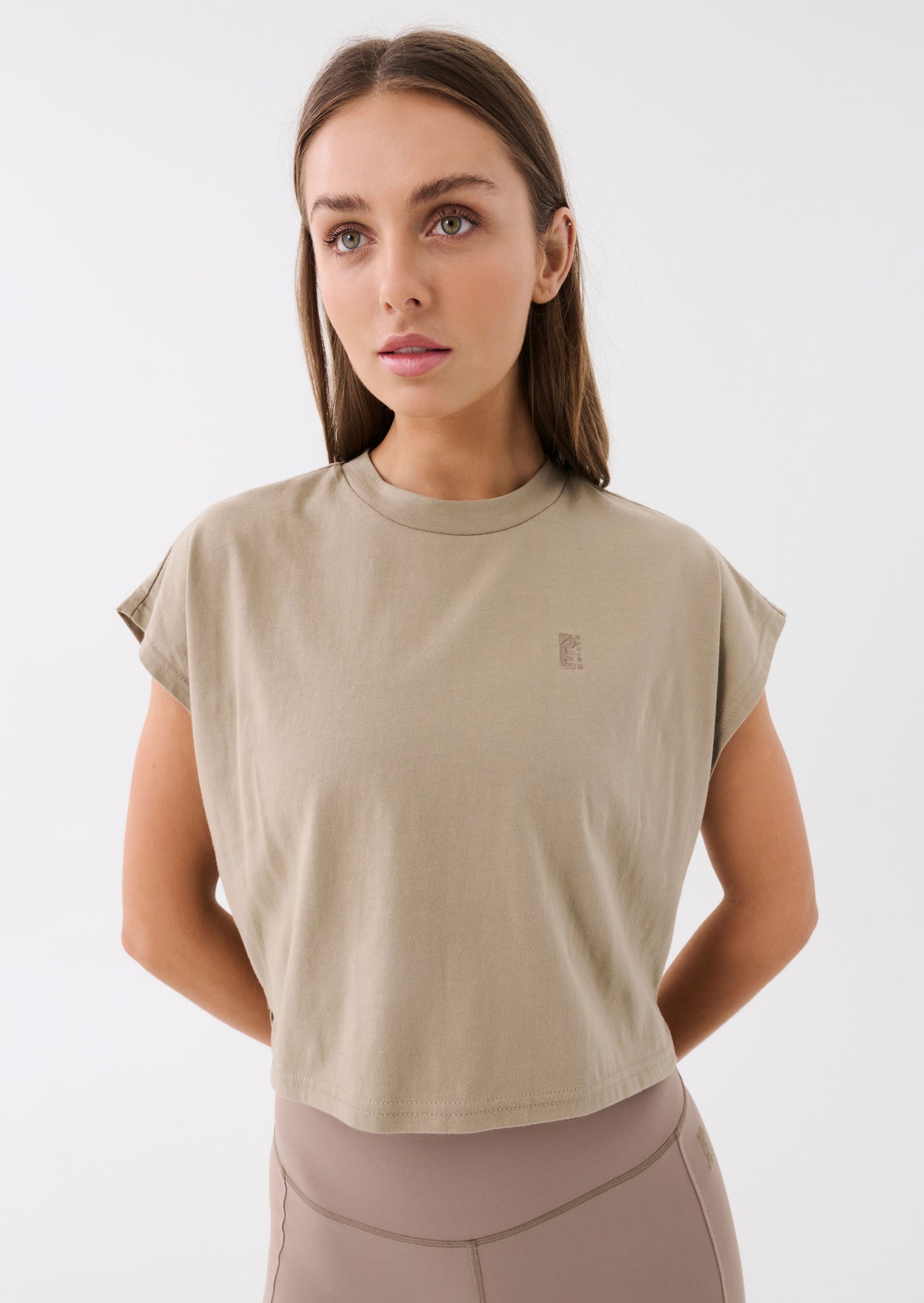 DIRECTION TEE IN SILVER MINK