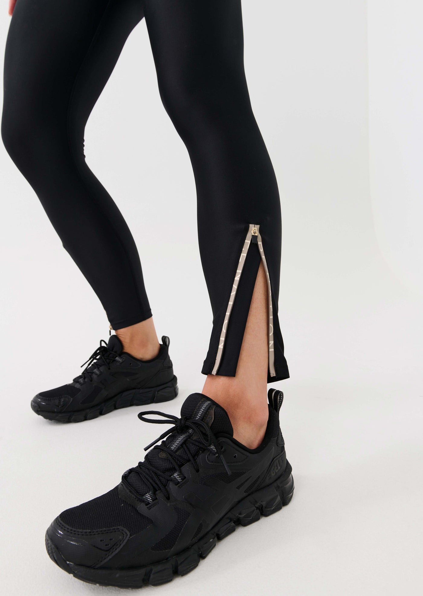 STEADY RUN LEGGINGS IN BLACK