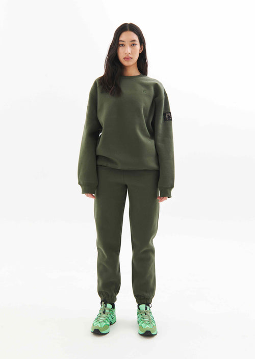 PRIMARY TRACKPANT IN RIFLE GREEN