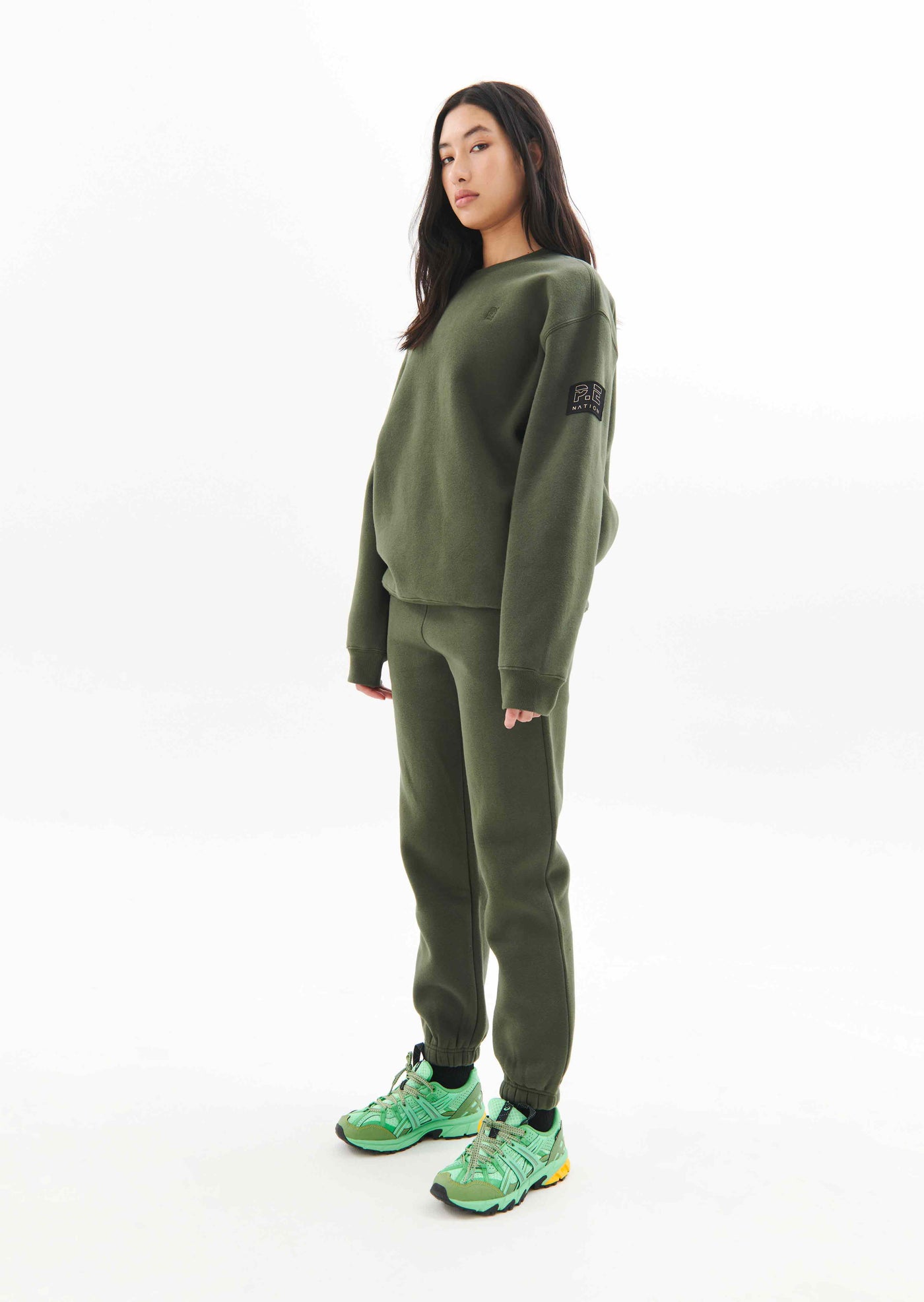 PRIMARY TRACKPANT IN RIFLE GREEN
