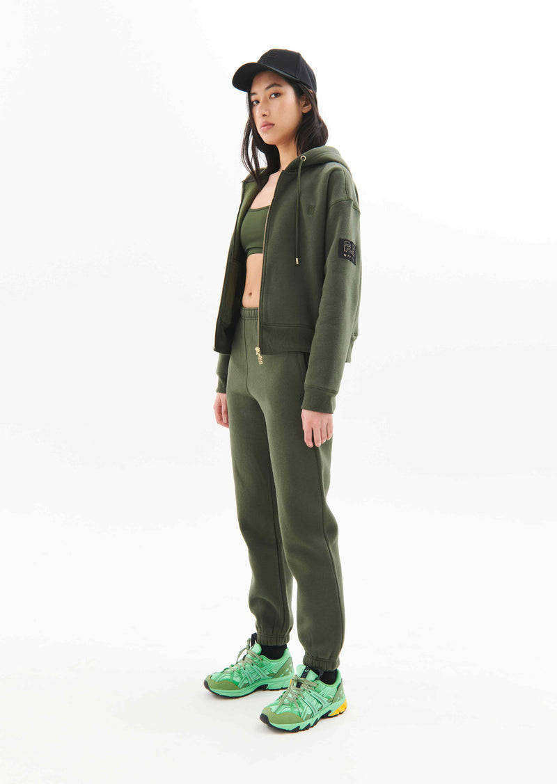 PRIMARY TRACKPANT IN RIFLE GREEN